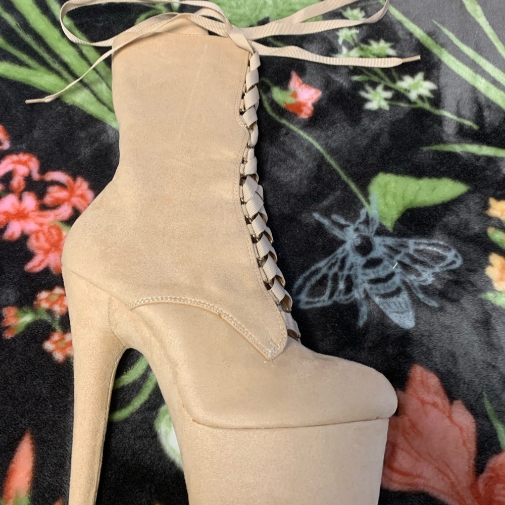 Hella Heels like new, only worn satin f the house a few times